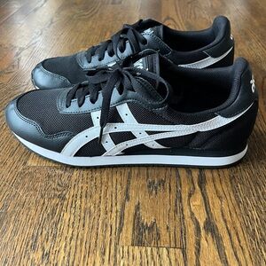 ASICS Tiger Men's Black and White Sneakers Size 9 Never Worn